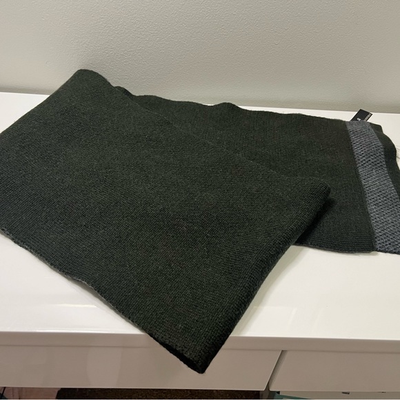 Banana Republic Scarf 100% merino wool - Picture 2 of 4